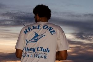 无忧无虑😉自由球员西蒙斯更新社媒晒照：还在钓鱼🎣