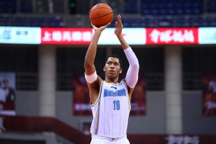 媒体人：丘天放弃其他球队每年高接近100万报价 5年长约留守首钢