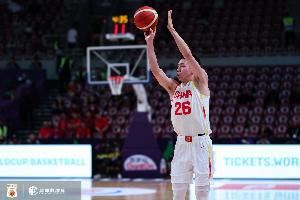 优质3D！朱俊龙半场三分3中2 得到6分1助攻