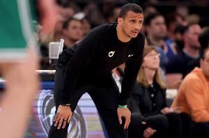 马祖拉:现在我们压迫对手失误能力更强 节奏更快冲抢篮板更积极 马祖拉:现在我们压迫对手失误能力更强 节奏更快冲抢篮板更积极