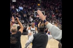 23分16板10助!威少转发和球迷庆祝图并配经典名言:Why not?! 23分16板10助!威少转发和球迷庆祝图并配经典名言:Why not?!