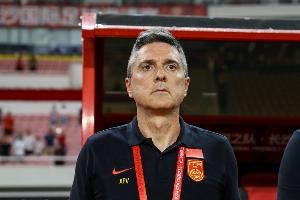 解说：无力吐槽安东尼奥，完全不会调教进攻，踢得一点内容没有