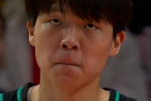 差一点！杨瀚森弧顶空位三分投短砸到篮筐前沿！